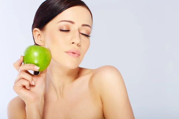 Vrouw met een groene appel — Stockfoto