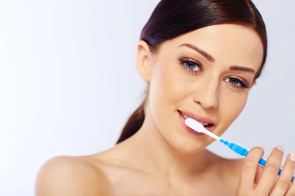 Young woman with a toothbrush — Stock Photo, Image