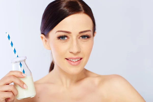 Jeune femme avec un verre de lait — Photo