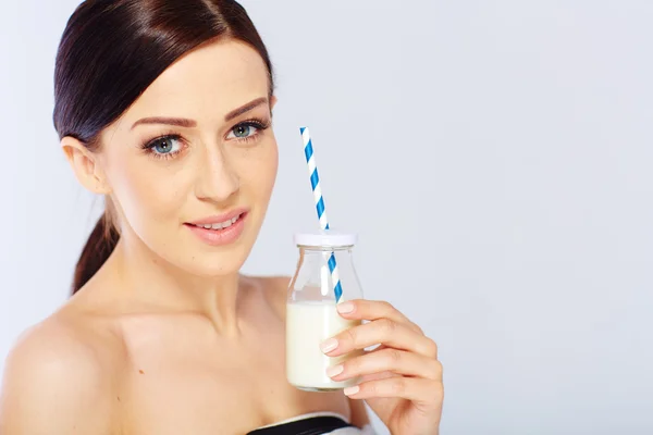 Giovane donna con un bicchiere di latte — Foto Stock