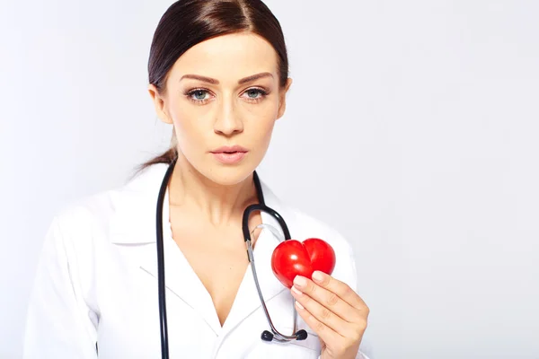 Kobieta lekarz trzymając serca — Zdjęcie stockowe