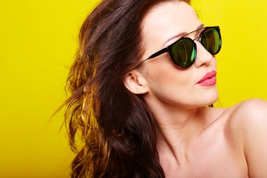  genç güzel beyaz kadın güneş gözlüğü takıyor