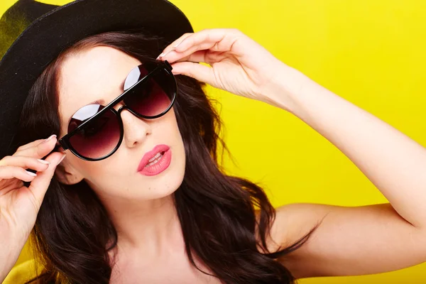 Genç güzel beyaz kadın güneş gözlüğü takıyor — Stok fotoğraf