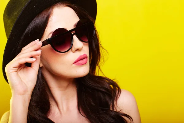 Young gorgeous caucasian woman wearing sunglasses — Stock Photo, Image