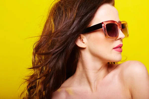Junge wunderschöne kaukasische Frau mit Sonnenbrille — Stockfoto