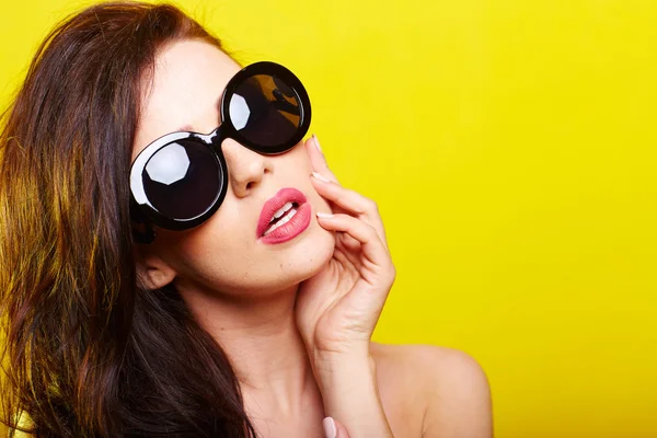 Young gorgeous caucasian woman wearing sunglasses — Stock Photo, Image