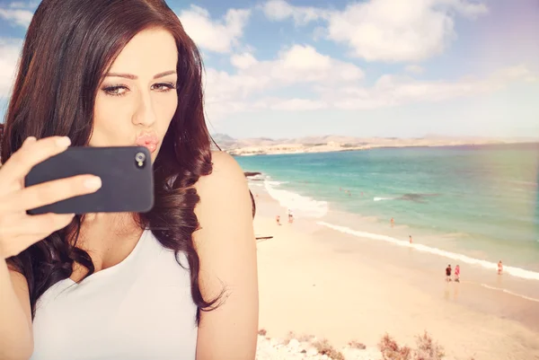 Selfie eğlenceli kadın alarak resim beach tatil. — Stok fotoğraf