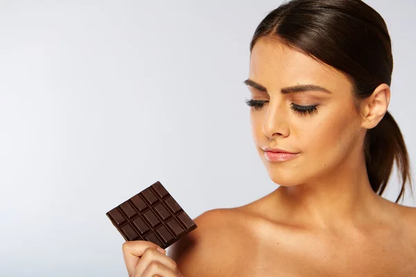 Ritratto di una giovane donna bruna con cioccolato — Foto Stock