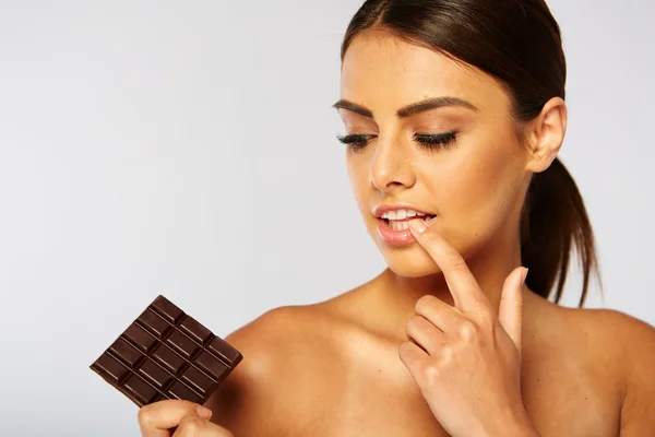 Portrait d'une jeune femme brune au chocolat — Photo