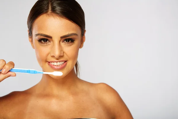 Mulher com grandes dentes segurando escova de dentes — Fotografia de Stock