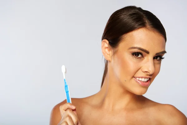 Mujer con grandes dientes sosteniendo cepillo de dientes —  Fotos de Stock
