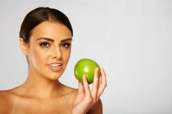 Mujer sonriente con manzana — Foto de Stock