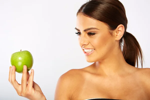 Donna sorridente con mela — Foto Stock