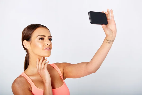 Hermosa chica tomando selfie — Foto de Stock