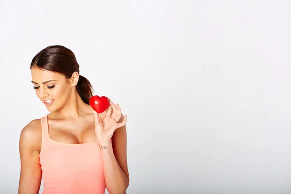 Forma de corazón en manos de mujeres . — Foto de Stock