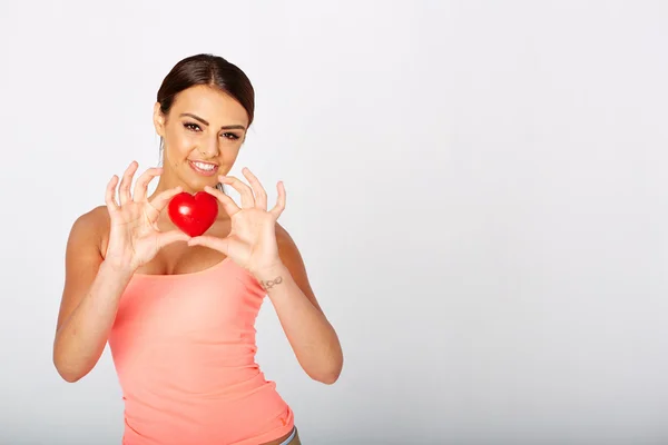 Forma de corazón en manos de mujeres . —  Fotos de Stock