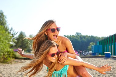 iki kadın plaj tatil keyfi