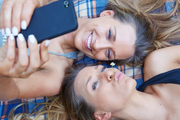 Přátelé dělají selfie. — Stock fotografie