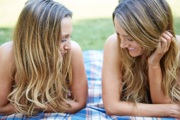 Due amiche donne — Foto Stock