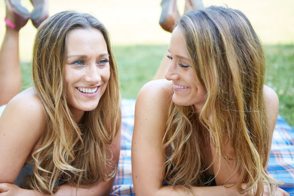 Duas amigas — Fotografia de Stock