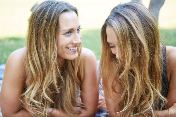 Two Female Friends — Stock Photo, Image