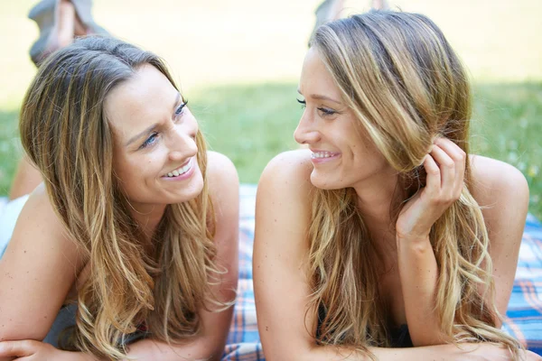 Due amiche donne — Foto Stock