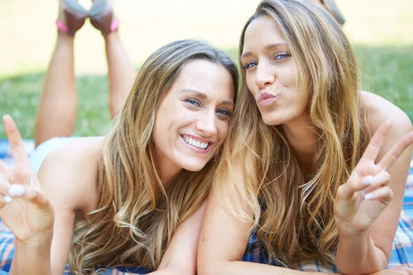 Two Female Friends — Stock Photo, Image