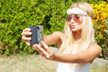 gülümseyen genç bir kızın portresi 