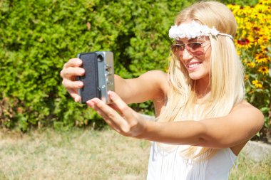 gülümseyen genç bir kızın portresi 