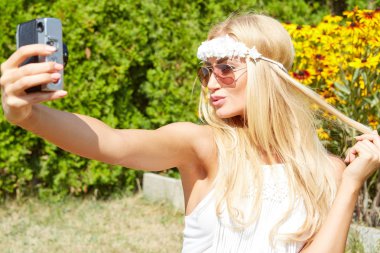 gülümseyen genç bir kızın portresi 