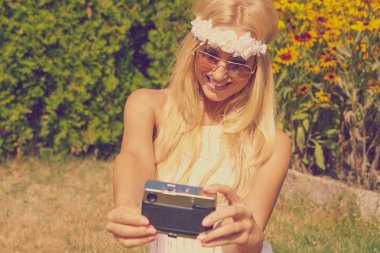 gülümseyen genç bir kızın portresi 