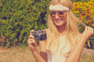 gülümseyen genç bir kızın portresi 