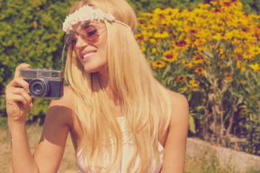 gülümseyen genç bir kızın portresi 