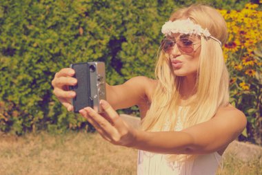 gülümseyen genç bir kızın portresi 