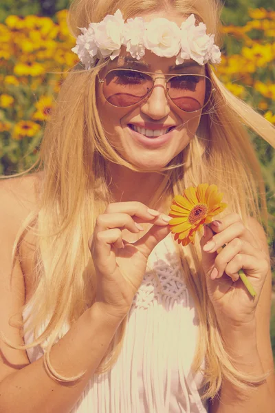 Portrait of beautiful young girl outdoors — Stock Photo, Image