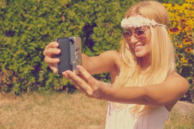 gülümseyen genç bir kızın portresi 