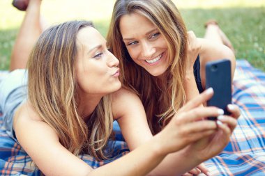 Arkadaşlar selfie çekiyor..