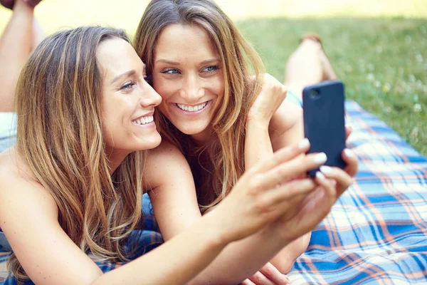 Vrienden maken selfie. — Stockfoto