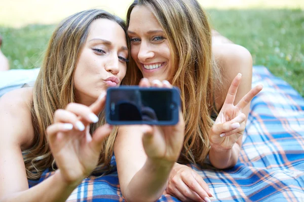 Duas mulheres felizes amigos compartilhando mídias sociais — Fotografia de Stock