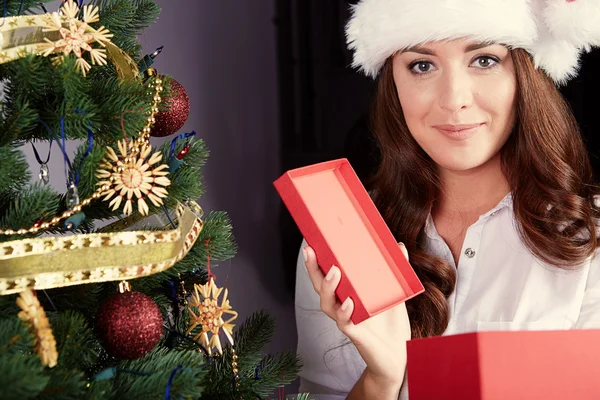 Feliz joven mujer sosteniendo la caja de regalo de Navidad — Foto de Stock