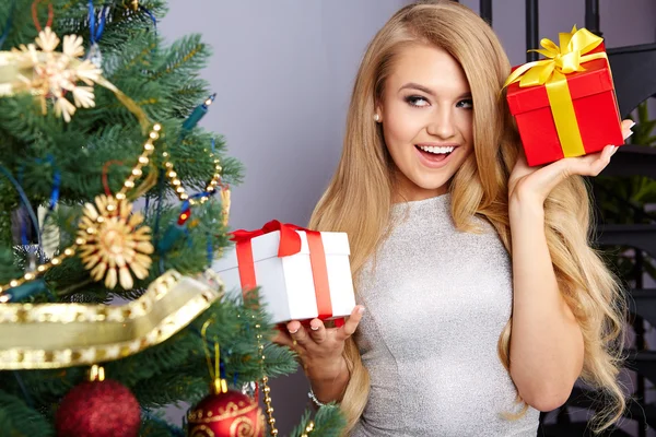 Woman decorating christmas tree — Stock Photo, Image