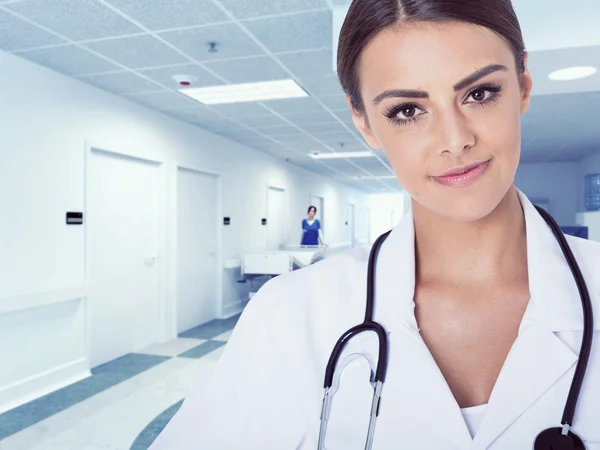 Retrato de médico mulher no corredor do hospital . — Fotografia de Stock