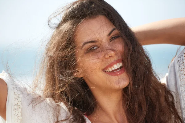 Retrato de la hermosa chica de cerca. — Foto de Stock