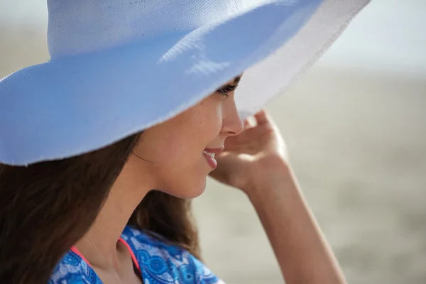 Nahaufnahme der schönen jungen Frau am Strand — Stockfoto