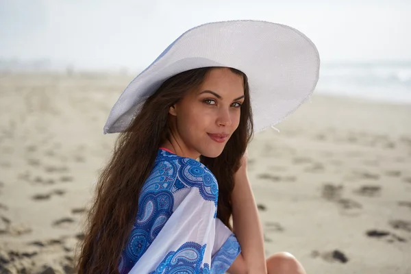 Primo piano di bella giovane donna in spiaggia — Foto Stock