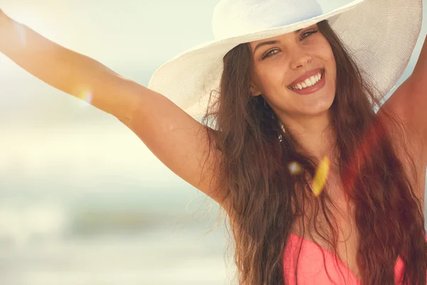 Close-up de bela jovem mulher na praia — Fotografia de Stock