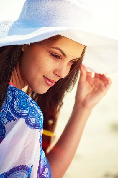 Close-up de bela jovem mulher na praia — Fotografia de Stock