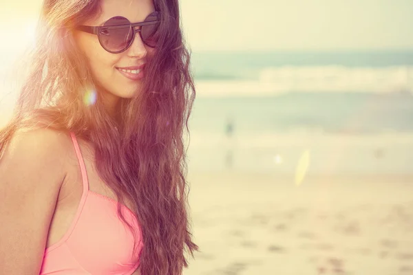 Mutlu gülümseyen kız sahilde. — Stok fotoğraf