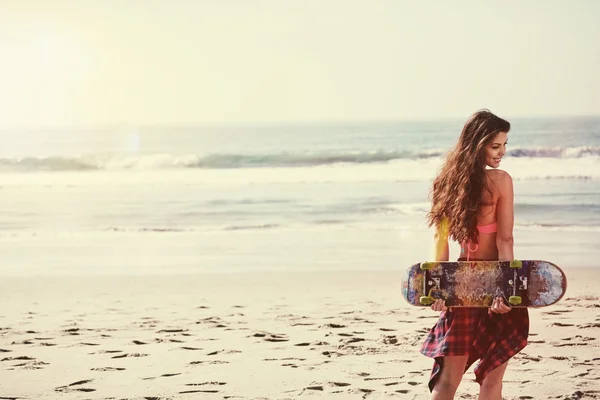 스케이트 보드와 함께 아름 다운 hipster 소녀 — 스톡 사진
