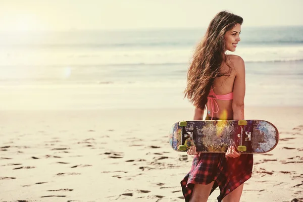 Bella ragazza hipster con skate board — Foto Stock